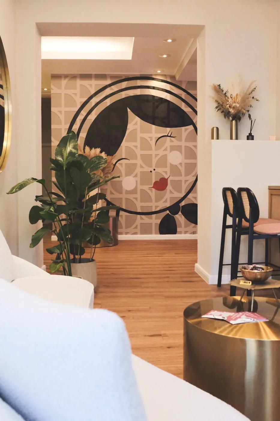 Lounge mit Wandgemälde bei Malinka